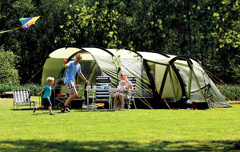 Къмпингуване с голяма семейна палатка