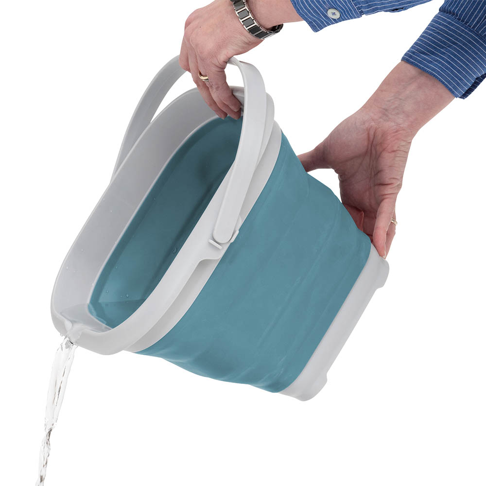 Pouring water Outwell Collaps Bucket Square w/lid Classic Blue  Сгъната с капак Outwell Collaps Bucket Square w/lid Classic Blue
