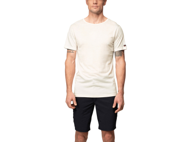 Мъжка тениска от мерино вълна Devold Breeze Merino 150 Tee Man White 2026 - изглед на тениска с модел