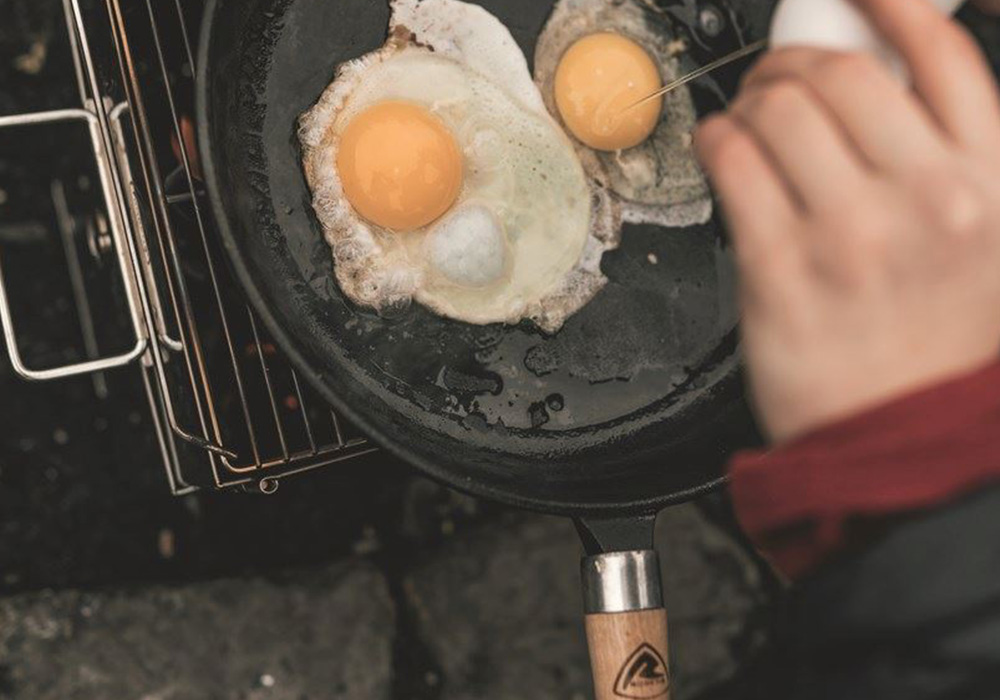 Готвене на яйца с чугунен тиган за готвене Robens Tahoe Pan 27 см 2021