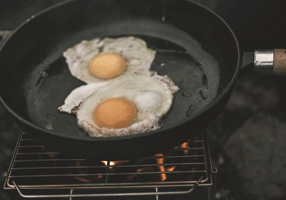 Готвене на яйца с чугунен тиган за готвене Robens Tahoe Pan 27 см 2021