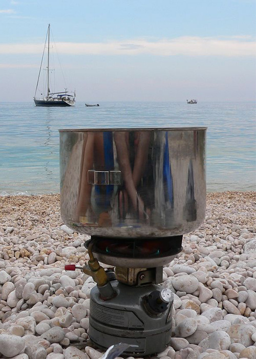 храна се приготвя на бензинов котлон край морето